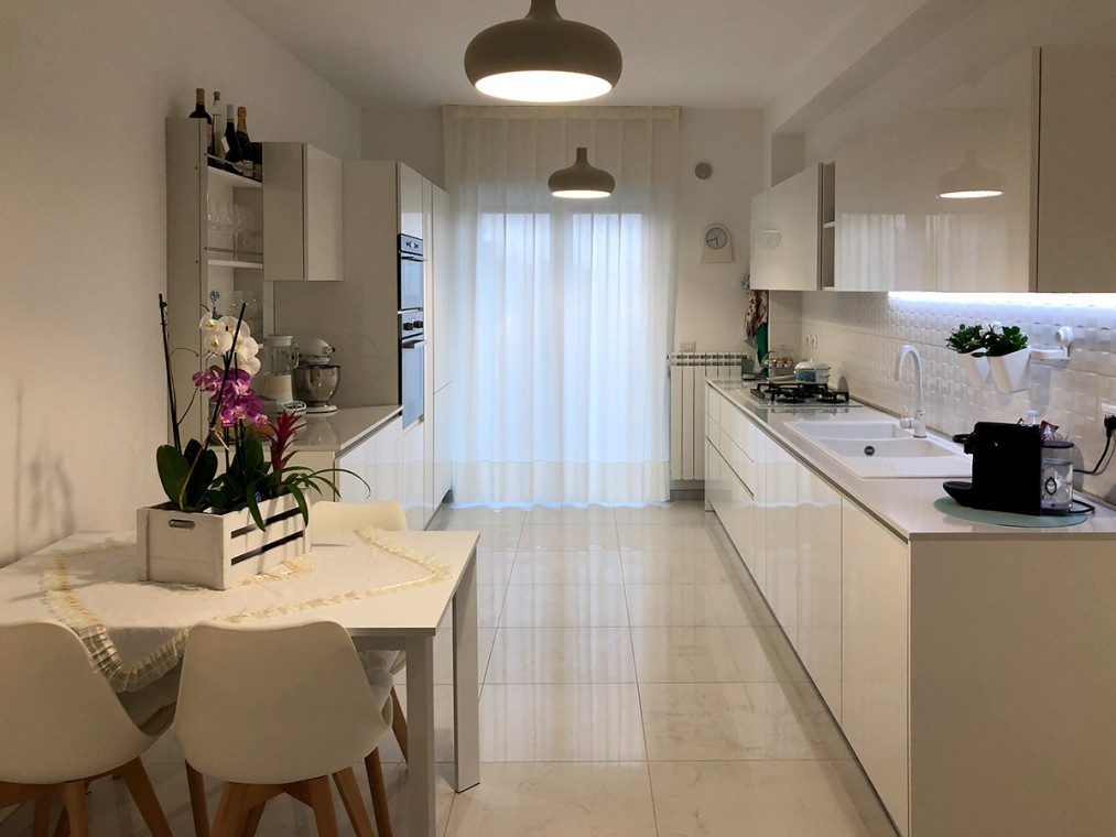 Come procedere nel caso si voglia progettare una cucina stretta e lunga?